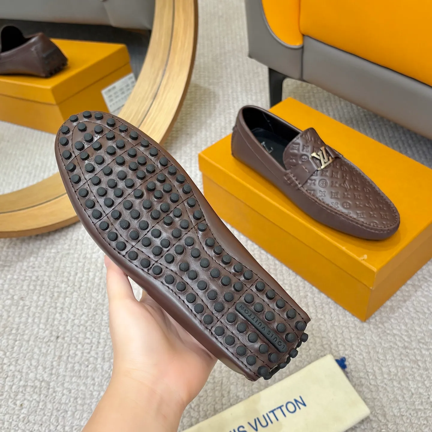 Men's men's shoes 💰420 (Yangli) LV 2⃣️0⃣️2⃣️5️⃣Spring and summer counter GLORIA series models ✈️Original factory special leather production, original last type. A classic driving slip-on casual shoe that shows an elegant style with exquisite craftsmanship details such as Monogram embossing all over the upper🌀Italian imported calfskin fabric Sheepskin foot pads➕Inside～Private mold replica sole Unique style Comfortable driving slip-on Size: 4-12 (38-46) Comes with [Counter packaging: original box, wrapping paper, card, instruction manual, shoehorn, cloth bag] No pressure to enter and leave the counter!